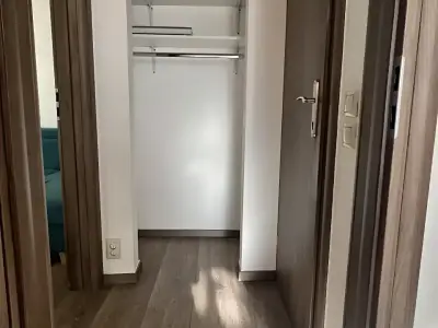 Apartament inchiriere Sector 1 Bucuresti hol cu dressing